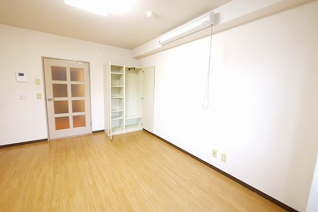 高畑マンションの洋室|広々とした洋室です