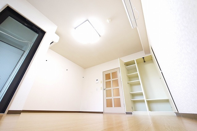 高畑マンションの居間・リビング|ゆったりとした居間です