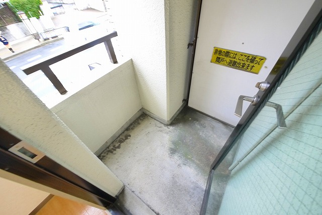 高畑マンションのバルコニー|暖かな日差しのふりそそぐバルコニー