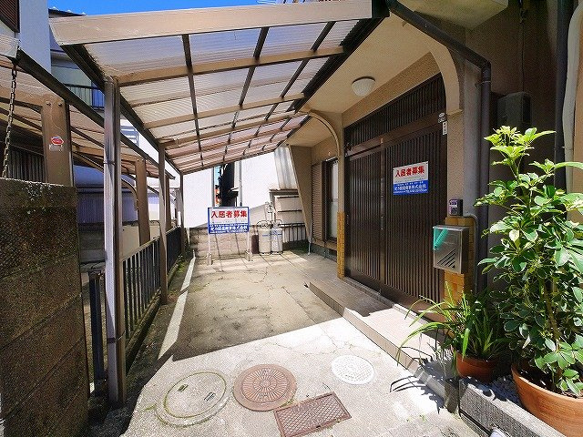 菊田邸の駐車場|車をお持ちの方に嬉しい駐車場付きの物件です