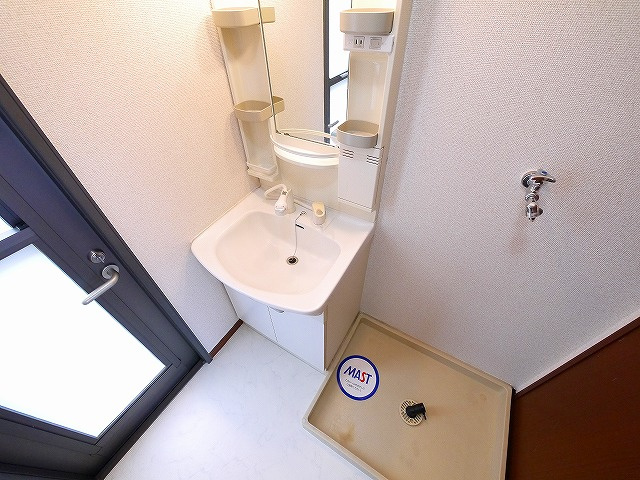 メゾンヴェール　Ａの洗面所|明るい洗面所です