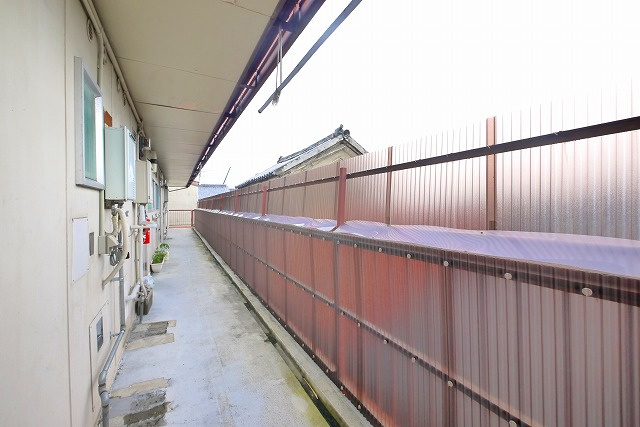 春日アパートのその他共用部分|明るい共有スペース。