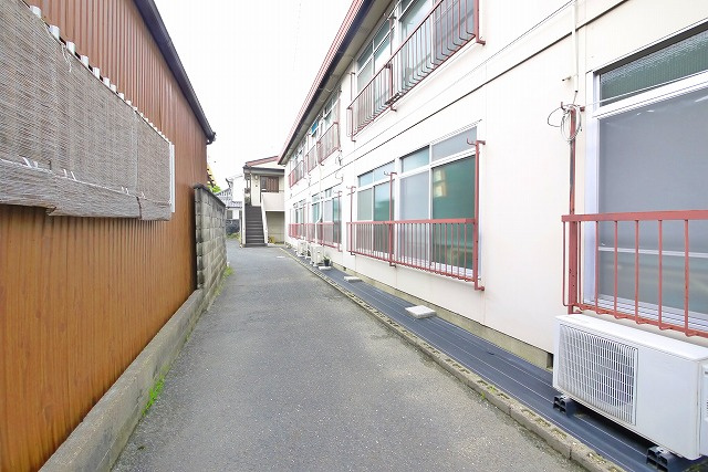 春日アパートのその他共用部分|明るい共有スペース。