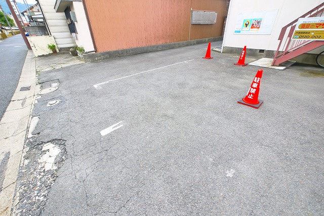 春日アパートのその他共用部分|明るい共有スペース。