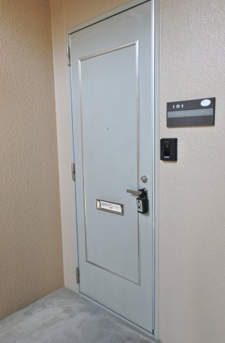 プレミール東郷Bの玄関