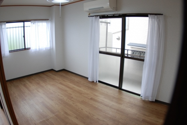 郡津マンションの洋室