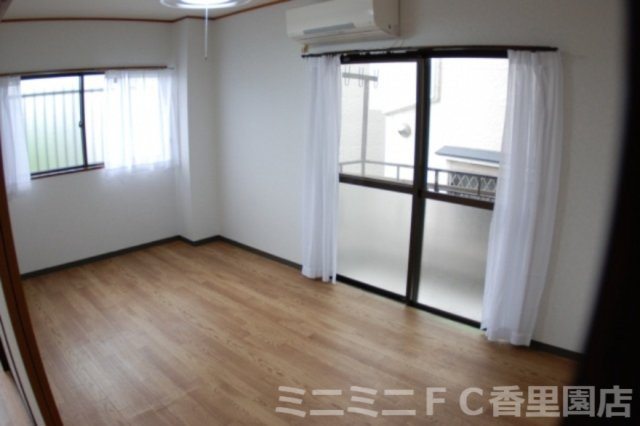 郡津マンションの洋室