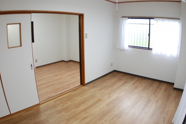郡津マンションの洋室