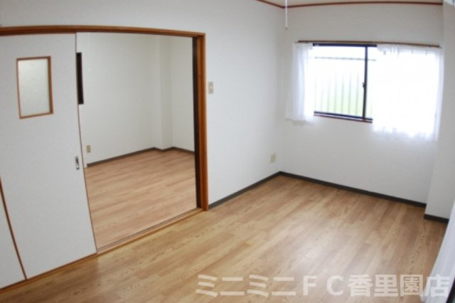 郡津マンションの洋室