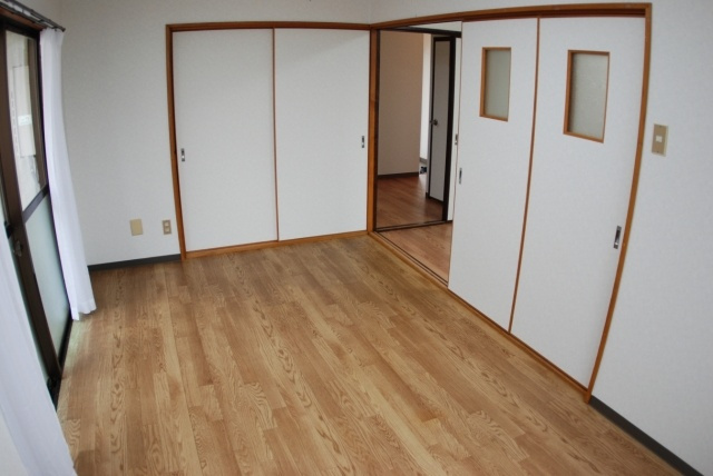 郡津マンションの洋室