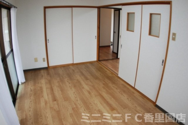 郡津マンションの洋室