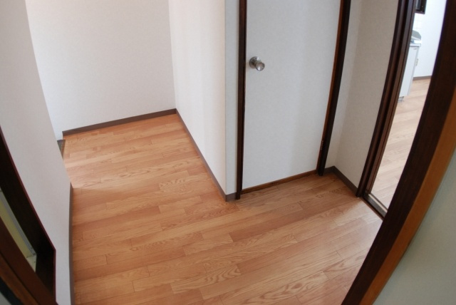 郡津マンションの玄関