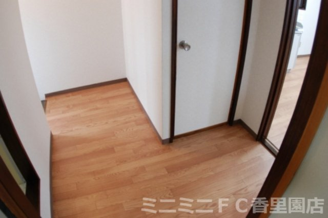 郡津マンションの玄関