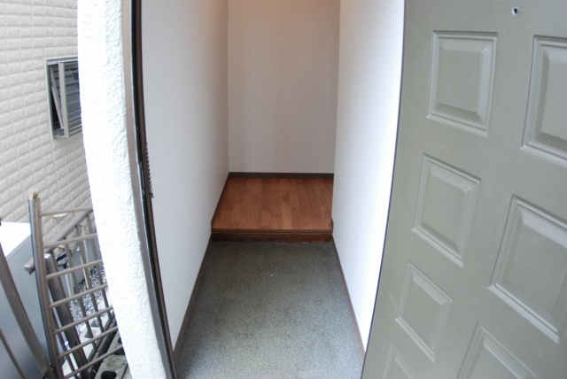 郡津マンションの玄関