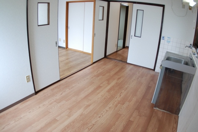 郡津マンションの居間・リビング