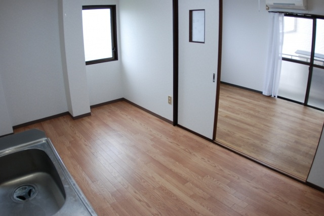 郡津マンションの居間・リビング