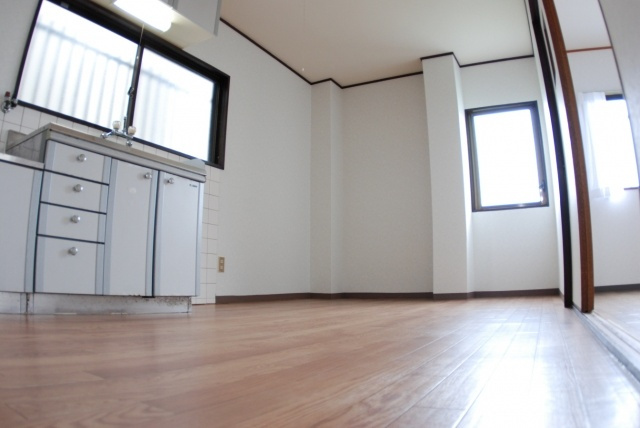 郡津マンションの居間・リビング