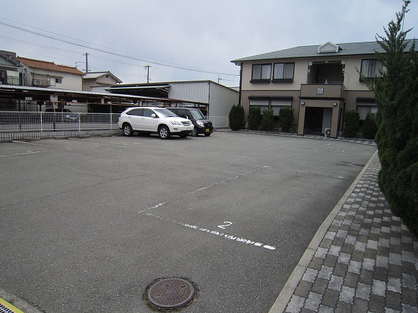 サンライフ粟津の駐車場
