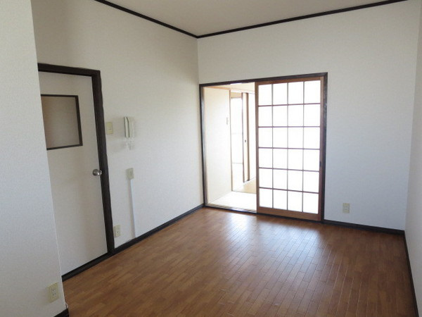 ファミーユ友沢弐番館の居間・リビング