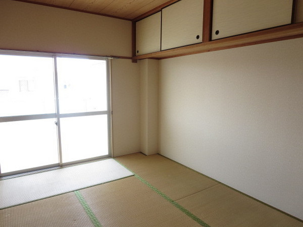 ファミーユ友沢弐番館の和室