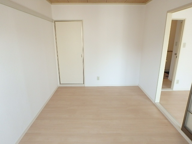 ベル友沢の洋室
