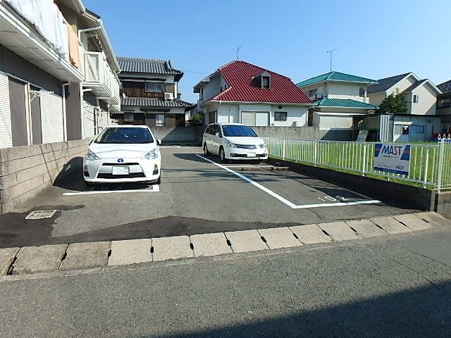 メゾンオリーヴィエの駐車場