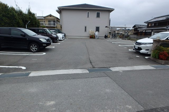 ラ・グランディールの駐車場