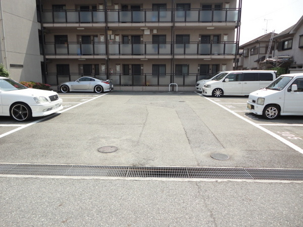 加古川市別府町石町の賃貸マンションの駐車場