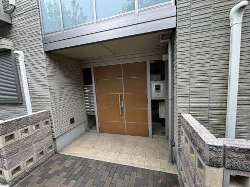 シャーメゾン粟津のエントランス
