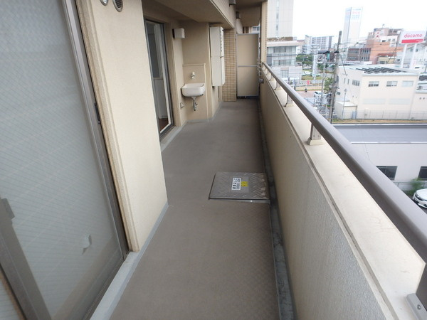 加古川市加古川町寺家町の賃貸マンションのバルコニー