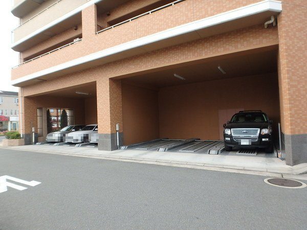 加古川市加古川町寺家町の賃貸マンションの駐車場