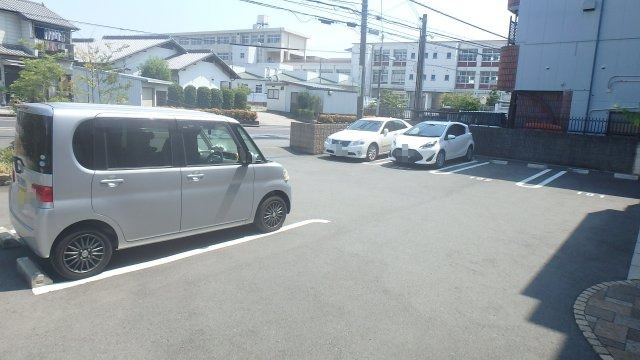 パラドール野口の駐車場