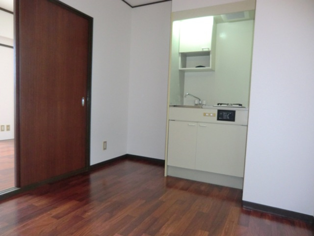 グランドハイツ三津屋北の居間・リビング