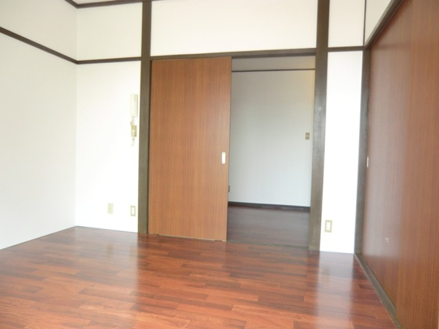 グランドハイツ三津屋北の洋室