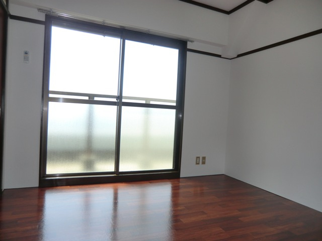 グランドハイツ三津屋北の洋室