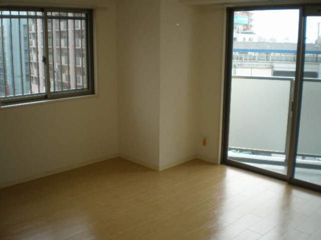 YKハイツ西明石2の居間・リビング