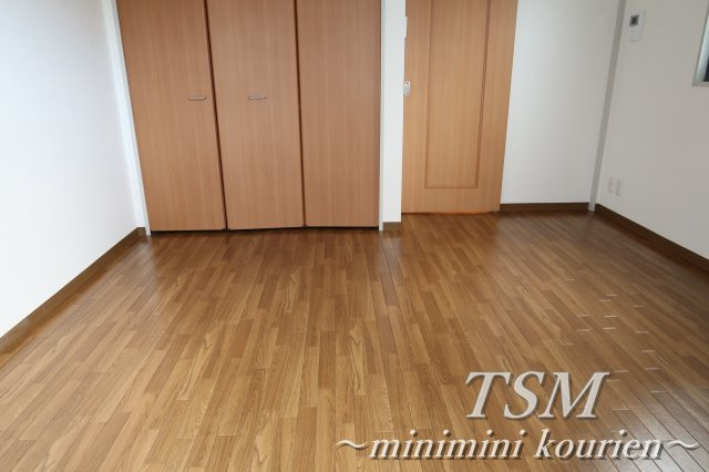 シャーメゾン香里の洋室|バルコニーから見た室内