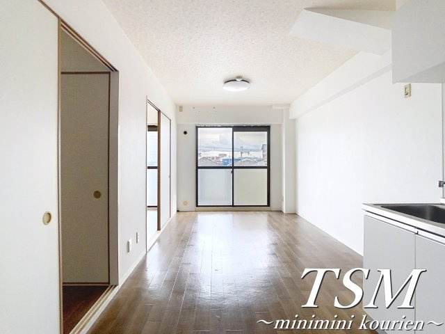 ＰＬＵＭ　ＣＩＴＹ　ＲＥＳＩＤＥＮＣＥ　ＮＥＹＡＧＡＷＡの居間・リビング