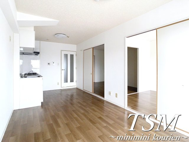 ＰＬＵＭ　ＣＩＴＹ　ＲＥＳＩＤＥＮＣＥ　ＮＥＹＡＧＡＷＡの居間・リビング