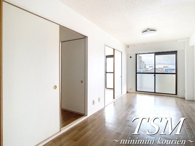 ＰＬＵＭ　ＣＩＴＹ　ＲＥＳＩＤＥＮＣＥ　ＮＥＹＡＧＡＷＡの居間・リビング