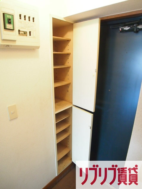 グランデール松波の玄関