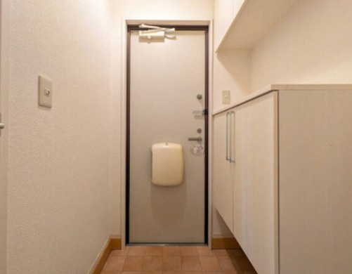 グランモア航B棟の玄関