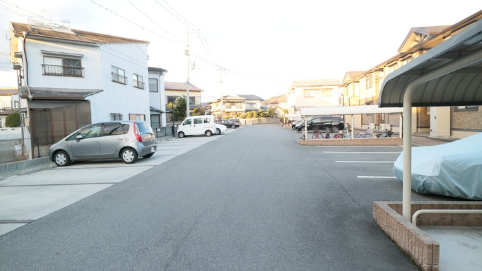 ティーダ御立B棟の駐車場