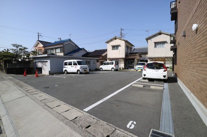 ルボ　マノアールの駐車場