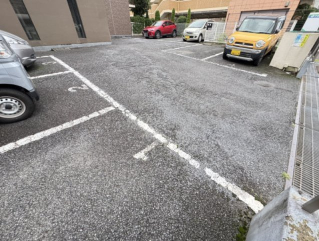 エトワール本八幡の駐車場