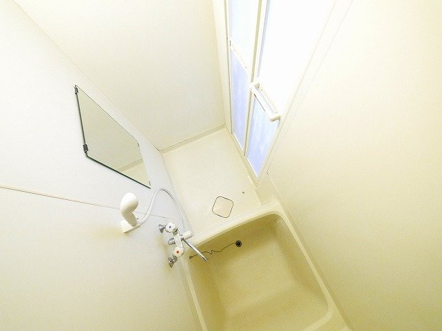 栄宏マンションの浴室|鏡付きなので身支度にも活躍します