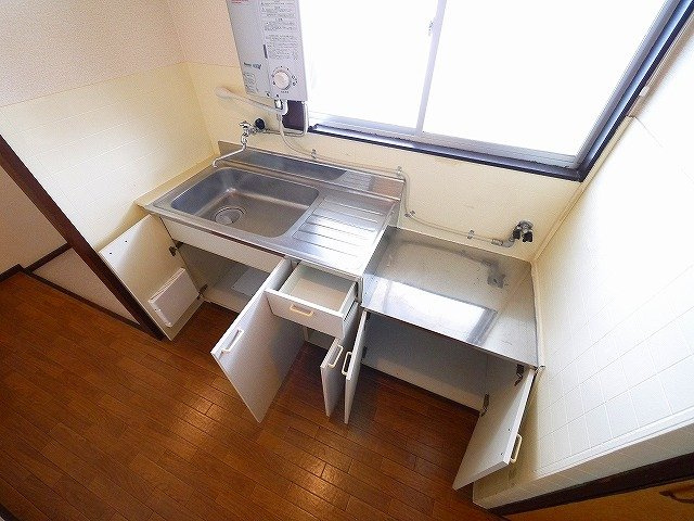 栄宏マンションのキッチン|収納スペースが豊富です