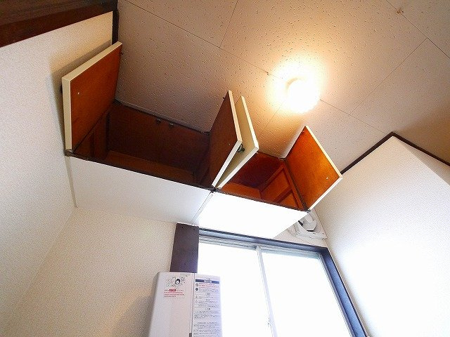 栄宏マンションのキッチン|吊戸棚もあります