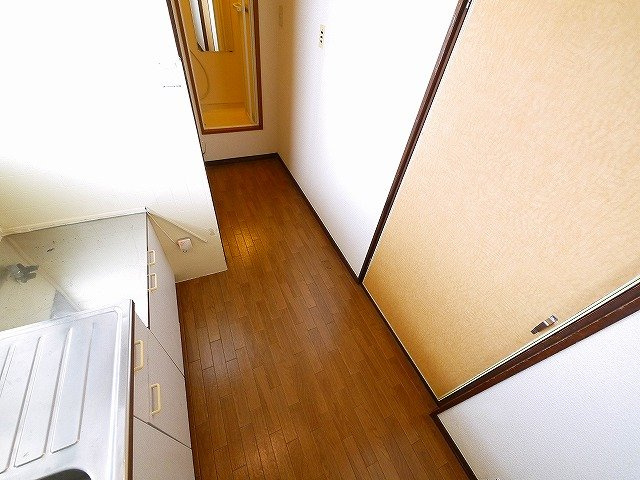 栄宏マンションの内装|窓があるのでキッチン周りも明るいですね