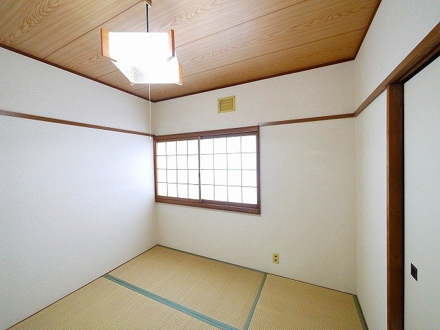 栄宏マンションの和室|障子がレトロでおしゃれなお部屋